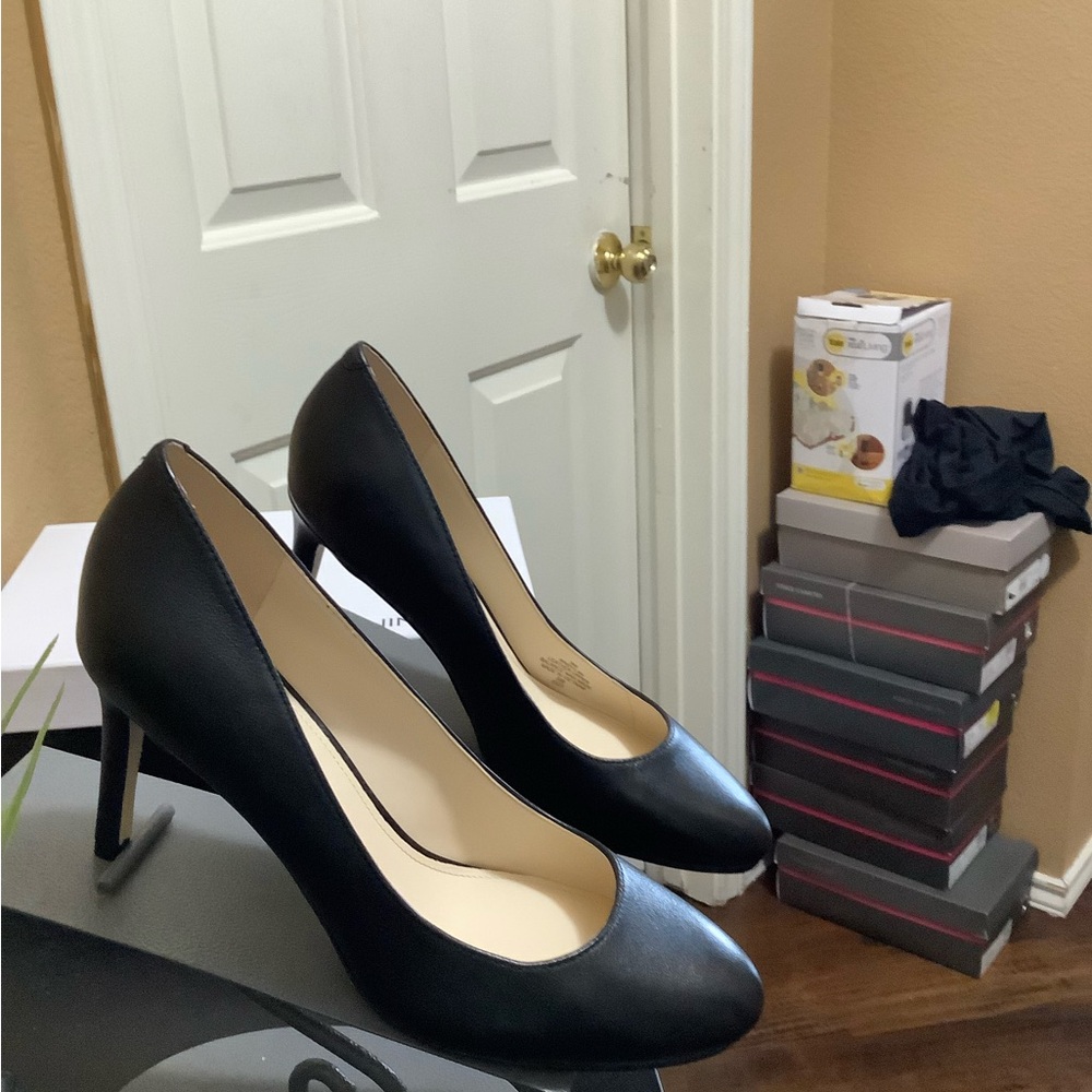 Nine West Black Leather Dylan Pumps size 9